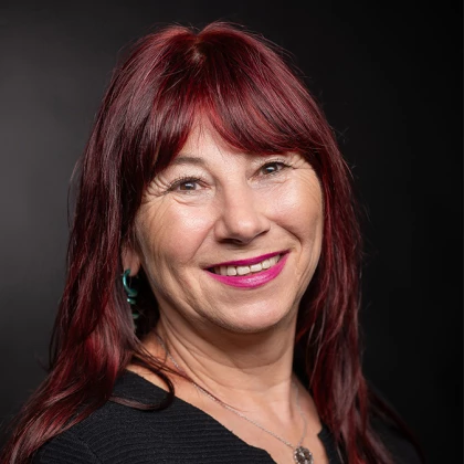 Auf dem Bild ist Cathrin Schauer-Kelpin zu sehen. Sie blickt in die Kamera und lächelt freundlich.