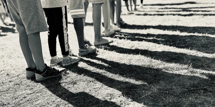 Schatten von Kindern in einer Reihe
